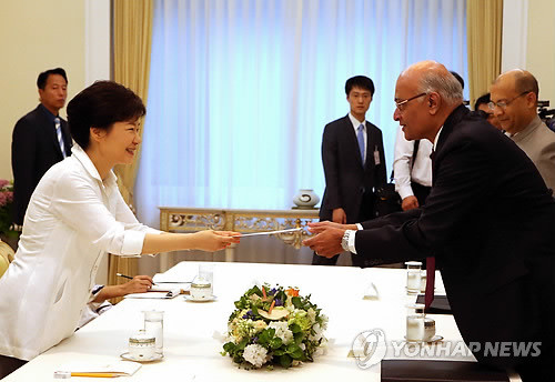 ▲ 박근혜 대통령이 2일 오전 청와대에서 시브샨카르 메논 인도 국가안보보좌관과 만나 만모한 싱 인도총리의 친서를 전달받고 있다. ⓒ 연합뉴스