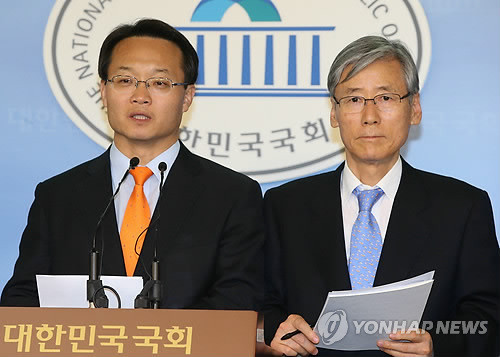 ▲ 국회 산업통상자원위 여당 간사인 여상규 의원오른쪽)과 조해진 새누리당 의원이 22일 오전 국회 정론관에서 당정협의 결과를 발표하고 있다.ⓒ연합뉴스