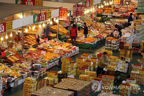 ▲ (사진=연합뉴스) 농축수산물 가격이 작년 동기 대비 2.3% 하락해 물가 상승률 저하에 큰 영향을 미쳤다.