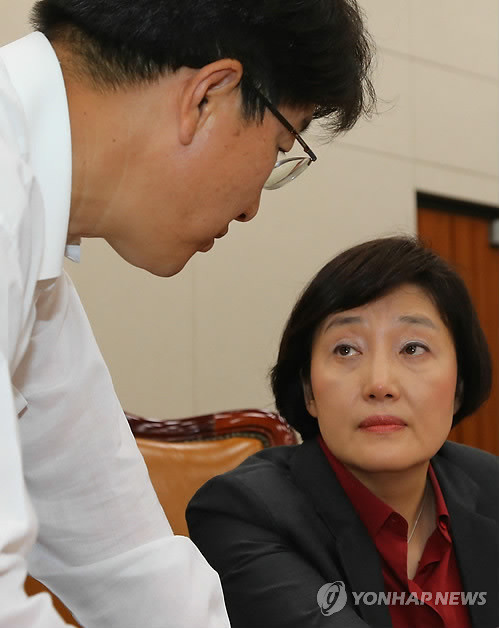 ▲ 박영선 국회 법사위원장과 권성동 새누리당 간사가 1일 국회 법사위에서 회의진행을 협의하고 있다.ⓒ연합뉴스