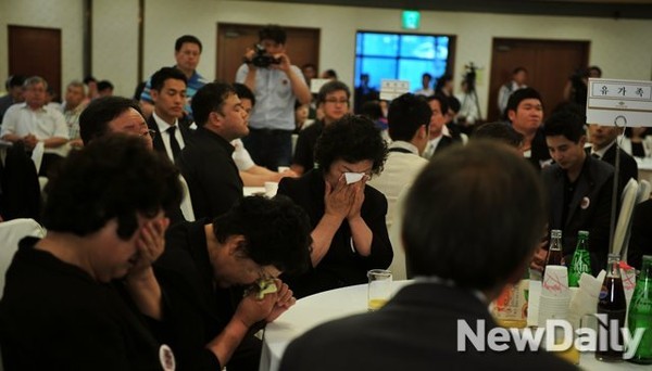 ▲ 지난달 28일 저녁 용산 전쟁기념관에서 열린 '제2연평해전 전사상자를 위한 후원의 밤'에서 조국을 지키다 희생된 용사 6인의 유가족들이 눈물을 흘리고 있다. ⓒ이미화 기자