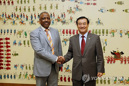 ▲ 강창희 국회의장이 지난달 25일 국회 초청으로 방한 중인 아바둘라 게메다 다고 에티오피아 하원의장과 국회의사당 접견실에서 만나 악수하고 있다.