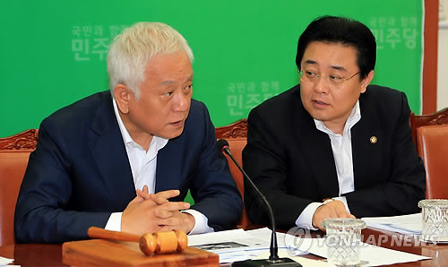 ▲ 김한길 민주당 대표가 3일 오전 국회 당대표실에서 열린 최고위원회의에서 전병헌 원내대표와 얘기를 나누고 있다.ⓒ연합뉴스