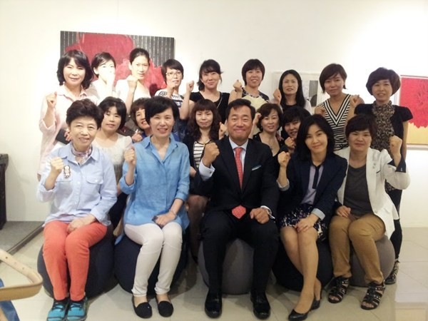 ▲ 신동일 부장(앞줄 가운데)과 GELA 회원들 ⓒ글로벌에스테틱리더협의회