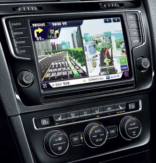 ▲ 7세대 골프의 센터페시아. 8인치 터치스크린은 네비게이션과 미디어 감상은 물론 TPEG 정보까지 확인할 수 있다.