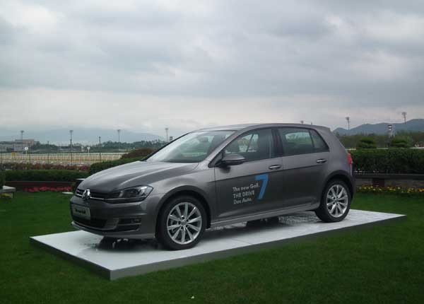 ▲ 시승 행사 출발지에 전시된 7세대 골프의 모습. 과거에 비해 '각 진' 모습이다.