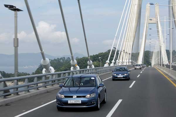 ▲ 7세대 골프 행렬이 부산을 출발, 거제도로 향하고 있다.