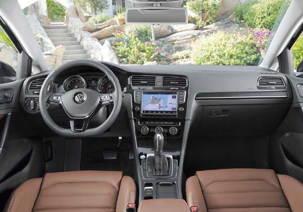 ▲ 7세대 골프의 앞좌석. 운전석 중심으로 계기판을 배치했다. 수납공간 곳곳에는 미디어 기기 연결장치가 있다.