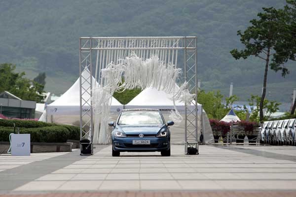 ▲ 7세대 골프에 장착한 '다중 충돌 방지 브레이크' 시연장면. 80~90km/h로 달리던 차가 순식간에 10km/h 내외의 속도로 줄어든다.