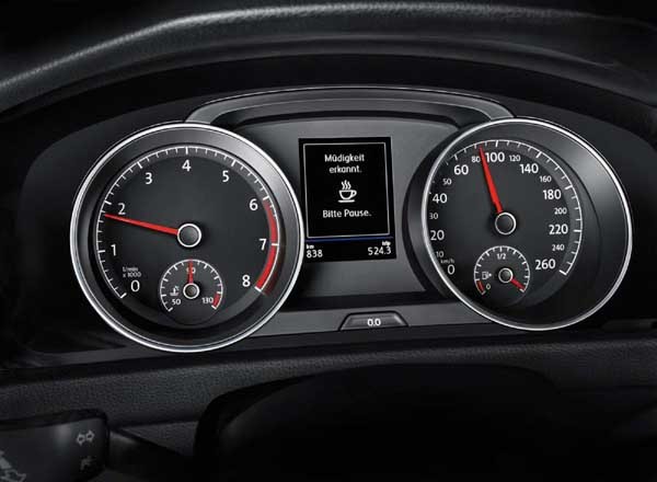 ▲ 7세대 골프의 계기판. 중앙의 작은 정보창에서 다양한 메뉴를 볼 수 있다.