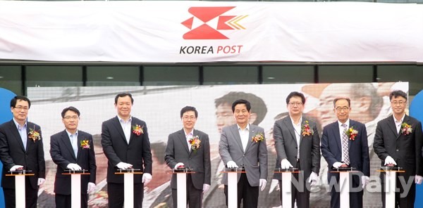 ▲ (좌측부터 임성훈 나주시장, 권오봉 전라남도부지사, 이형석 광주광역시부시장, 윤종록 미래창조과학부 제2차관, 배기운 국회의원, 박명식 지방이전추진부단장, 신순호 지역발전위원, 김영수 우정사업본부 경영기획실장ⓒ미래창조과학부