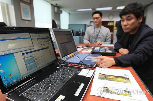 ▲ (사진=연합뉴스) 보안카드 이체 오류를 발생시켜, 보안카드 번호 일부를 입력 유도하고, 이 정보를 토대로 타인의 돈을 탈취하는 신종 금융사기가 등장했다.