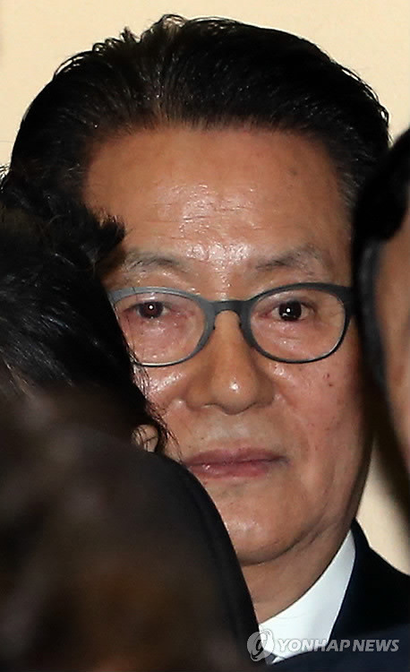 ▲ 저축은행에서 불법자금을 받은 혐의로 불구속 기소된 민주당 박지원 의원이 지난 5월 1일 오후 서울 서초동 서울중앙지법에서 열린 속행공판에 출석, 법정으로 향하는 엘리베이터에 타고 있다.ⓒ연합뉴스