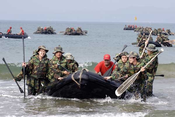 ▲ 해병대 캠프 중 참가자들이 IBS를 타고 훈련을 받는 모습.