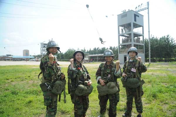 ▲ 해병대 캠프 중 참가자들이 기초 공수훈련을 받는 모습.