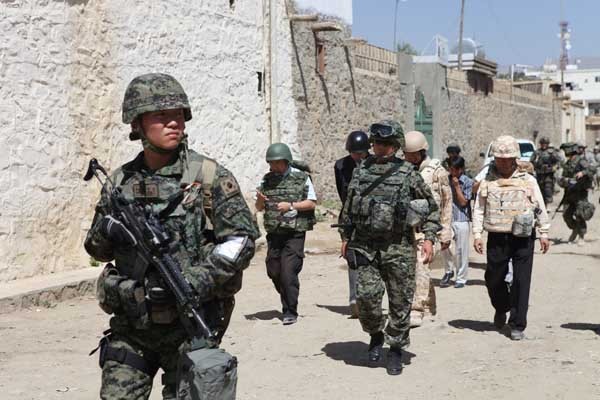 ▲ 오쉬노 부대원이 아프간 민간재건팀(PRT) 요원들을 경호하고 있다.