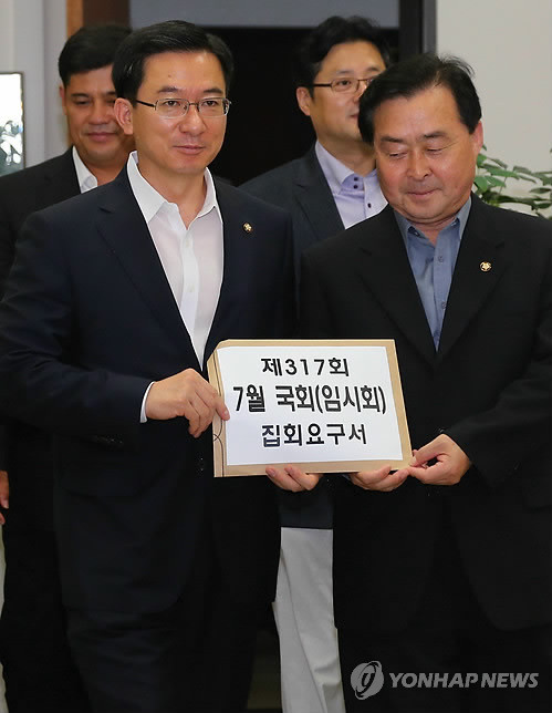 ▲ 정성호 원내수석부대표 등 민주당 의원들이 4일 오전 오는 8일부터 내달 2일까지 임시국회를 열 것을 요구하는 제317회 임시국회 집회요구서를 제출하기 위해 국회 의사과에 들어서고 있다.ⓒ연합뉴스