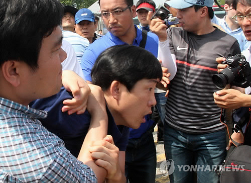 ▲ 경찰에게 연행되고 있는 박상학 대표.ⓒ연합뉴스