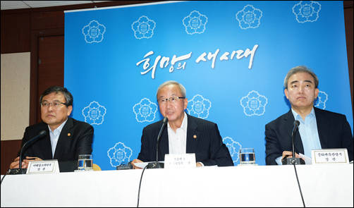 ▲ 현오석 부총리가 4일 수출입은행에서 열린 관계부처 합동브리핑에서 '서비스산업 정책 추진방향 1단계 대책'을 발표하고 있다. ⓒ 기획재정부