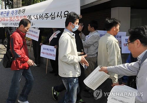 ▲ 현대자동차 울산공장 앞에서 현대차 부품협력사 직원들이 특근 재개 호소문을 돌리고 있다.