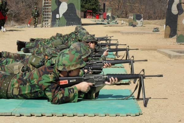 ▲ 예비군 훈련의 유일한 낙(?) 사격 훈련을 하고 있는 예비군들.