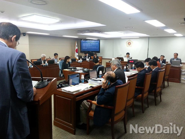 ▲ 서울시의회 교육위원회 의원들이 모여 혁신학교 조례안을 가결했다.ⓒ윤희성