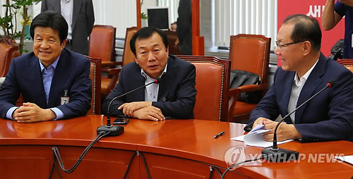 ▲ 한재권 개성공단 정상화 촉구 비대위 공동위원장이 5일 오후 국회에서 열린 새누리당과의 간담회에서 발언하고 있다. 왼쪽부터 문창섭 공동위원장 , 한재권 공동위원장, 황우여 대표.ⓒ연합뉴스