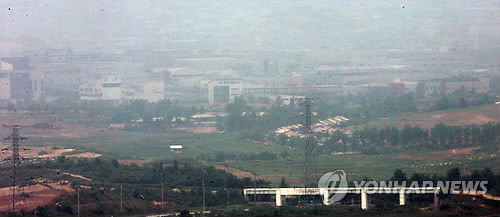 ▲ 개성공단 출입 차단 86일째를 맞은 지난달 27일 경기도 파주 도라산전망대에서 바라본 개성공단이 안개에 휩싸여 있다.  정부는 지난달 25일 개성공단 기업들이 신고한 피해 금액이 1조566억원으로 집계됐다고 발표했다.ⓒ연합뉴스
