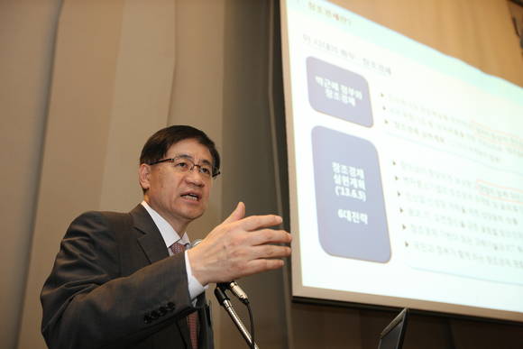 ▲ (사진제공=KDB산업은행) 홍기택 KDB금융그룹 회장 겸 산업은행장은 창조경제 지원제도의 일환으로 중소·중견기업과의 현장간담회를 5일 열었다.