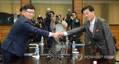 ▲ (사진=연합뉴스) 6일 북측 통일각에서 열린 남북 당국간실무회담에서 우리측 서호(왼쪽) 통일부 남북협력지구지원단장과 북측대표인 박철수 중앙특구개발지도총국의 부총국장이 악수하고 있다.