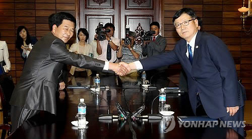 ▲ (판문점 사진공동취재단=연합뉴스) 우리측 수석대표인 서호(오른쪽) 통일부 남북협력지구지원단장과 북측 수석대표인 박철수 중앙특구개발지도총국의 부총국장이 6일 북측 판문점 통일각에서 열린 남북 당국간실무회담에서 악수하고 있다.