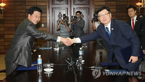 ▲ 남북 당국간실무회담 우리 측 수석대표인 서호 통일부 남북협력지구지원단장(오른쪽)과 북측 수석대표인 박철수 중앙특구개발지도총국 부총국장이 7일 오전 판문점 북측지역 통일각에서 16시간에 걸친 마라톤 협상 끝에 열린 개성공단 실무회담 종료회의에서 합의문을 교환한 뒤 악수하고 있다.ⓒ연합뉴스