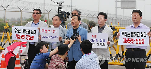 ▲ 한재권 개성공단 정상화 촉구 비상대책위원장(가운데)와 입주기업 대표들이 6일 오전 경기도 파주시 통일대교에서 실무회담 대표단 버스를 환송한 뒤 인터뷰를 하고 있다.ⓒ연합뉴스