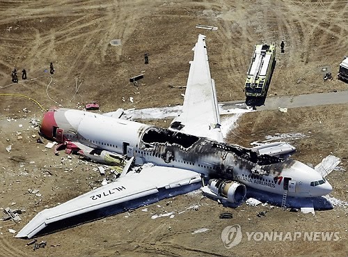 ▲ 아시아나 여객기가 활주로에서 충돌사고를 일으킨 뒤 불탄 모습. ⓒ(AP=연합뉴스)