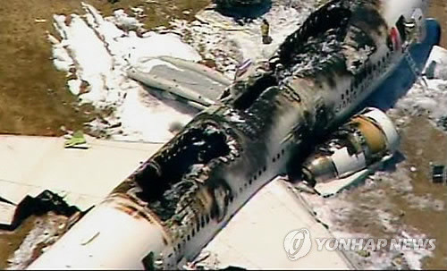 ▲ 6일(현지시간) 오전 미국 샌프란시스코 공항에 착륙하다 활주로에 충돌한 아시아나항공 214편 B777-200 여객기 잔해, KTVU 화면 캡처. ⓒ연합뉴스
