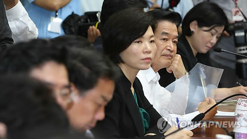 ▲ 지난달 18일 오전 국회에서 열린 새누리당 원내대책회의에서 서상기 국회 정보위원장과 민현주 대변인 등 참석자들이 원내대표 발언을 듣고 있다.ⓒ연합뉴스
