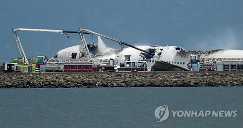 ▲ 사고난 아시아나 여객기에 소방차가 물을 뿌리고 있다. ⓒAP=연합뉴스