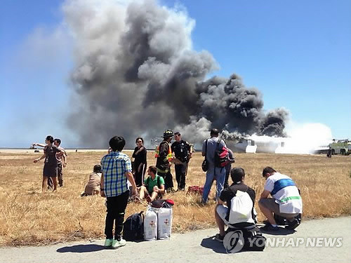 ▲ (서울=연합뉴스) 아시아나항공 OZ 214편 여객기가 6일(현지시간) 미국 샌프란시스코 국제공항에서 착륙 도중 충돌사고를 일으켰다. 사진은 탑승객으로 갈비뼈 부상을 입고 50여명을 대피시킨 벤자민 레비 씨가 사고 직후 촬영해 트위터를 통해 올린 사고기 사진. 2013.7.7 [벤자민 레비 트위터]
