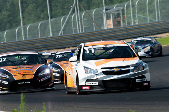 ▲ 강원도 인제 스피디움에서 열린 '2013 CJ 헬로비전 슈퍼레이스 챔피언십' 3라운드에 출전한 선수들이 경합을 벌이고 있는 모습. 선두 차량이 이번 시즌을 맞아 최대 출력 310마력의 최신 2.0리터 가솔린 터보 엔진으로 새롭게 튜닝한 쉐보레 크루즈 레이스카 ⓒ한국지엠