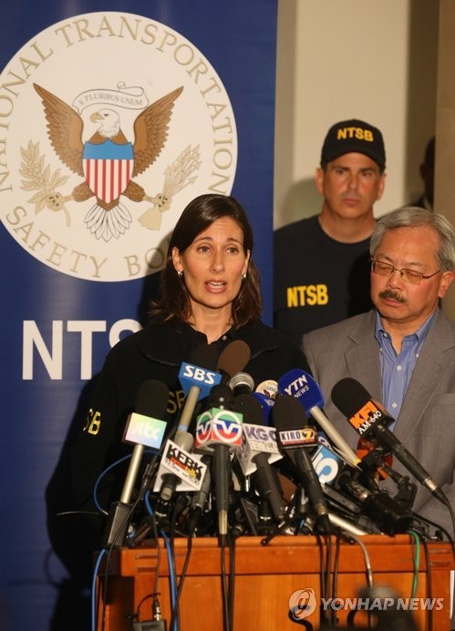 ▲ 데보라 허스먼 교통안전위원회(NTSB) 위원장이 7일 오후(현지시간) 샌프란시스코공항에서 아시아나항공 OZ214편 여객기 사고 원인에 대한 중간조사 내용을 발표하고 있다.  ⓒ 연합뉴스