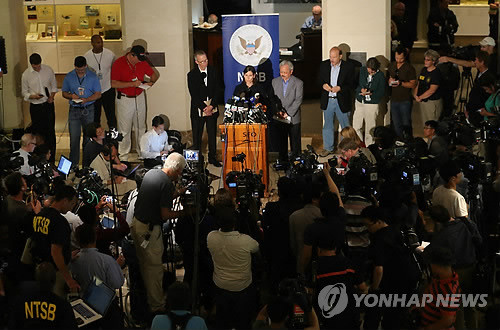 ▲ 데보라 허스먼 교통안전위원회(NTSB) 위원장이 7일 오후(현지시간) 샌프란시스코공항에서 아시아나항공 OZ214편 여객기 사고 원인에 대한 중간조사 내용을 발표하고 있다.   ⓒ 연합뉴스