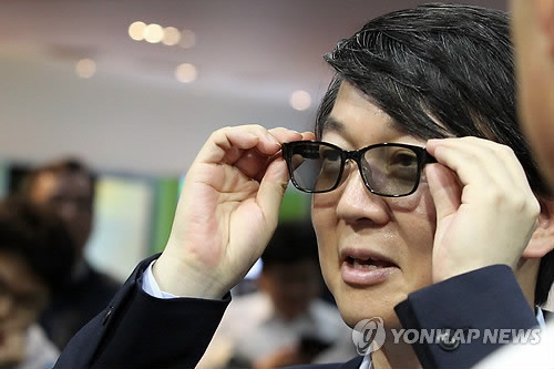 5일 대전 유성구 한국전자통신연구원(ETRI)을 찾은 안철수 의원이 홍보 전시장을 둘러보며 3D 안경을 쓰고 LTE-A 프로그램을 시연하고 있다.ⓒ연합뉴스