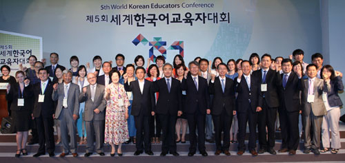 ▲ ▲ 새로 세종학당 지정서를 받은 참가자들ⓒ