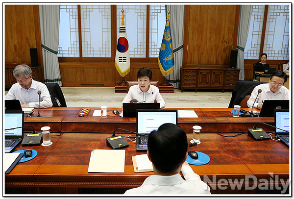 ▲ 박근혜 대통령이 8일 오전 청와대에서 수석비서관 회의를 주재하고 있다. ⓒ 뉴데일리