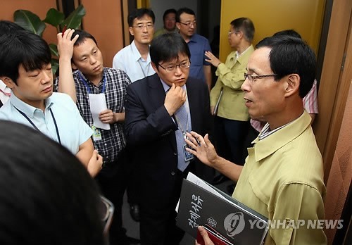 ▲ 국토교통부 최정호 항공정책실장이 8일 오전 정부세종청사 국토부 기자실에서 현지에 파견된 아시아나항공 사고 정부 사고조사대책반의 조사 내용을 브리핑한 뒤 기자들의 질문에 답변하고 있다. 2013.7.8 ⓒ 연합뉴스