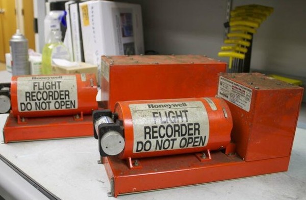 ▲ ⓒNTSB 8일 NTSB가 트위터에 공개한 회수된 블랙박스의 모습