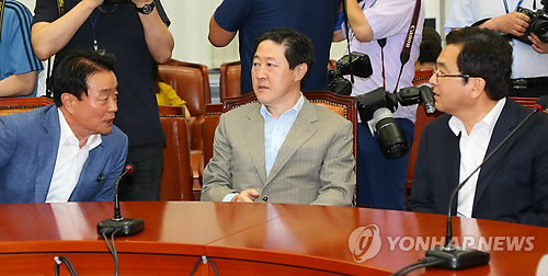 ▲ 새누리당 유수택 최고위원(왼쪽부터), 유기준 최고위원, 심재철 최고위원이 8일 오전 국회에서 열린 최고위원회의에서 이야기를 나누고 있다.ⓒ연합뉴스