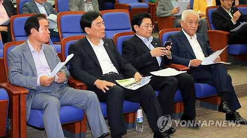 ▲ 김한길 민주당 대표가 8일 국회에서 열린 의원총회에 자리하고 있다. 왼쪽부터 장병완 정책위의장, 박기춘 사무총장, 전병헌 원내대표, 김한길 대표.ⓒ연합뉴스