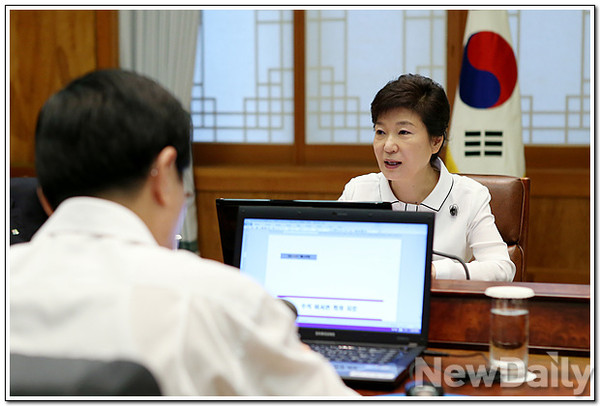 ▲ 박근혜 대통령이 8일 청와대에서 수석비서관 회의를 주재하고 있다. ⓒ 뉴데일리