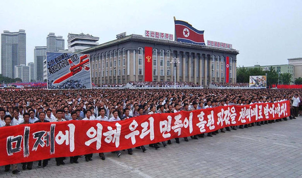 ▲ 6월 25일 '미제반대투쟁의 날' 군중대회에 동원된 평양시민들(우리민족끼리 2013/06/26)